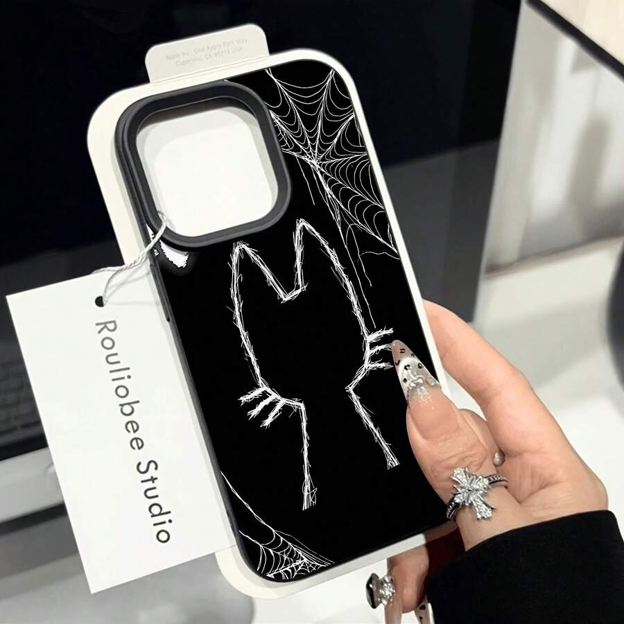 Silueta de gato negro con huellas y telarañas. Esta elegante funda es compatible con los modelos 17, 16, 15, 14 Pro Max, 13, 12, 11, XR y XS Plus. Fabricada en silicona TPU, ofrece protección contra golpes y caídas, además de una sensación superior. Es un regalo ideal para familiares, amigos y seres queridos, y una opción perfecta para Año Nuevo. - Negro - Ver 1
