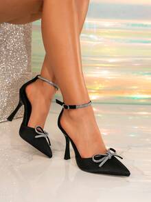 女士优雅时尚尖头露跟高跟凉鞋，饰有银色水钻蝴蝶结，黑色织物材质，适合派对和各种场合。 - 黑色 - 查看 2