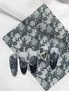 一款复古精致的浮雕美甲贴纸，主要由黑色蕾丝制成，搭配镂空纹理的花枝图案，适合个人DIY，打造复古优雅奢华的美甲风格。