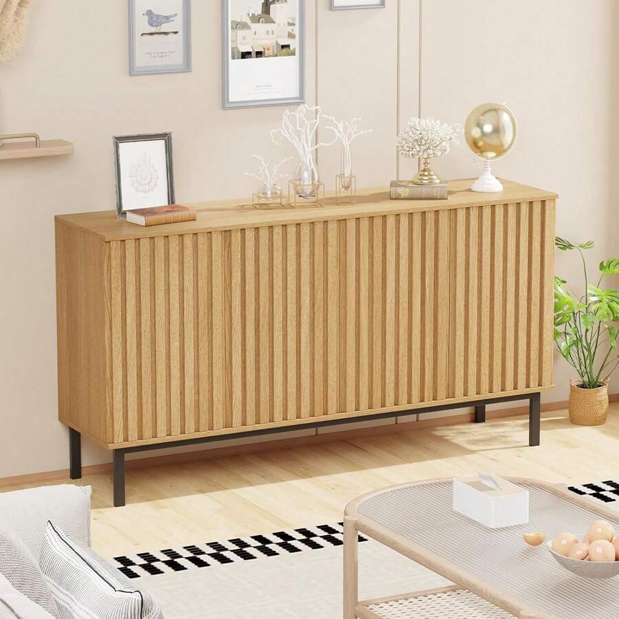 Buffet lateral de 47.2 pulgadas con almacenamiento, gabinete de madera grande con puertas estriadas y estantes ajustables, bar americano moderno independiente para cocina, comedor y sala de estar - 4 puertas - Ver 1