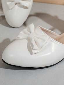 这款最新款夏季青少年蝴蝶结头扣粗跟凉鞋——白色设计，是日常出行、商场购物和派对活动的绝佳选择。它们时尚、休闲又舒适，可以轻松搭配各种服装。 - 白色 - 查看 7