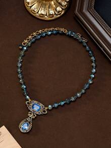 这款复古镂空水滴造型的宝石项链，设计新颖别致，尽显优雅奢华。它既能为高端下午茶增添一抹柔和的亮点，也能烘托复古舞会的酷炫氛围。无论是周年纪念晚宴、小众鸡尾酒会，还是复古主题市集，颈间那抹蓝色调都能让你在人群中脱颖而出。它完美契合复古宫廷风爱好者的精致品味，是一款能够瞬间提升日常穿搭格调的绝佳项链。 - 彩色 - 查看 3
