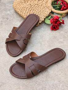 Sandalias planas elegantes de mujer con un solo correa, decoración de calado y estampado de lichi, ideal como regalo del Día de San Valentín. Sandalias casuales de mujer de color café con estampado de lichi de piel sintética para playa, vacaciones y uso al aire libre.