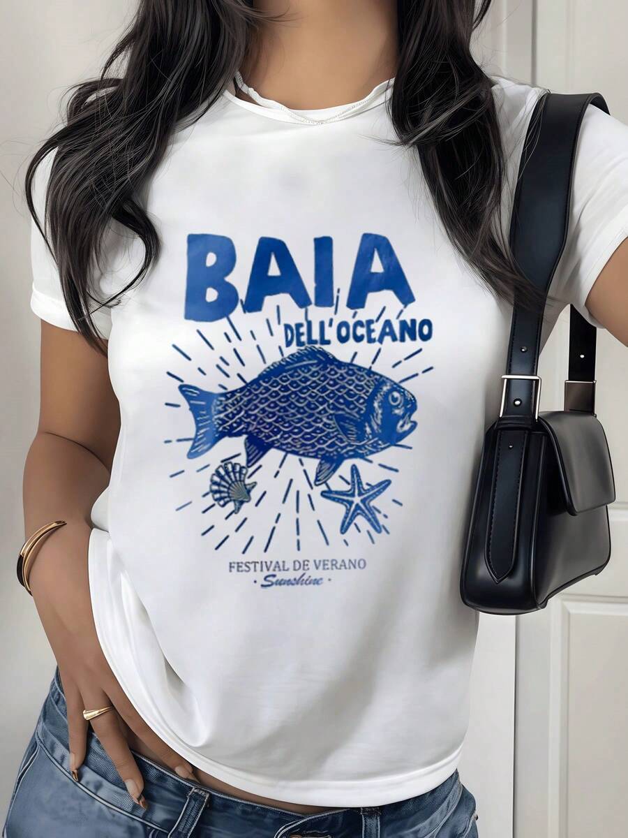 Blue Fish Figure Surrounded By Shells And Starfish Evoking An Ocean Atmosphere And Summer Celebration. Women's T-Shirt, 100% Cotton, 220g - 白色 - 查看 1