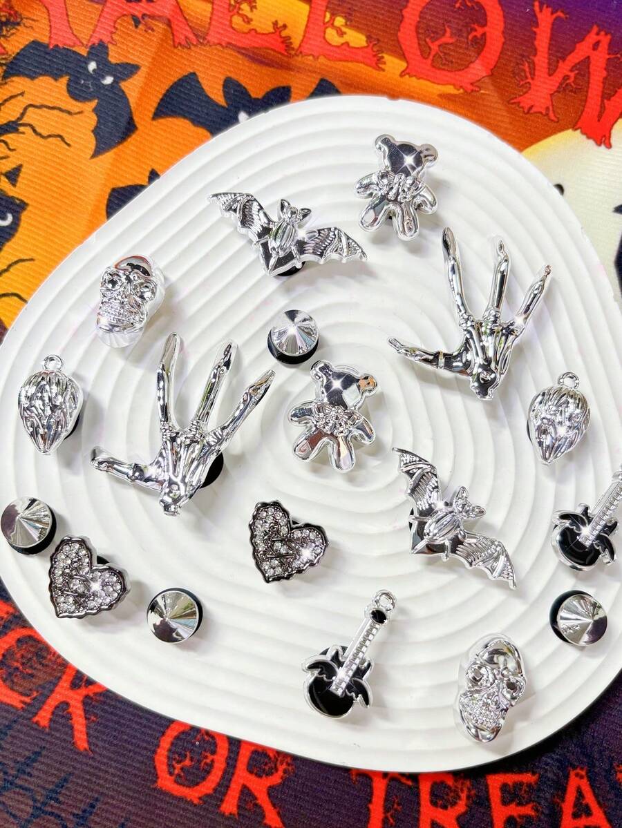18 phụ kiện trang trí giày Halloween, hình đầu lâu, dơi, móng vuốt, gấu, đàn guitar bằng nhựa, có thể tháo rời, tự làm đồ trang trí giày đa chức năng, phù hợp với giày nữ, dép xăng đan, dép lê, túi xách, quà tặng sinh nhật, tiệc tùng và sử dụng hàng ngày. - Bạc - Xem 1
