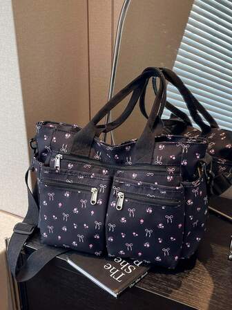 Şık ve Günlük Kullanıma Uygun Baskılı El Çantası; İşe gidip gelme, çalışma, iş seyahati, gezi, spor için idealdir. Su şişesi, telefon, kozmetik, şemsiye ve diğer günlük eşyaları içine sığdırabilir. Omuzda veya çapraz olarak taşınabilir.