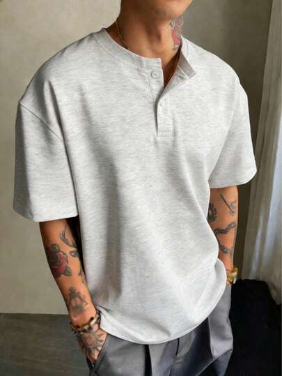 1件男士白色花卉灰色亨利领短袖T恤，针织面料透气吸湿抗皱，复古风格休闲舒适短袖T恤，适合日常通勤和轻度社交场合。