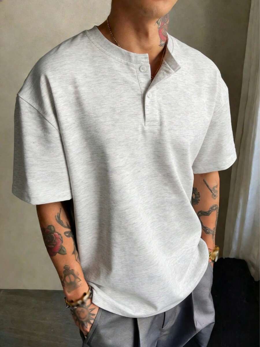男士白色花卉灰色亨利领短袖T恤，针织面料，透气吸湿，休闲舒适，复古风格，尺码偏大，建议选择小一码以获得更佳穿着体验。 - 淺灰色 - 查看 1