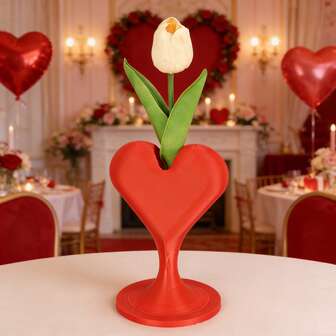 1个红色心形塑料花瓶，浪漫桌面花卉装饰，适合情人节，可插玫瑰/郁金香，也可用作婚礼/派对餐桌中心摆件、求婚周年纪念礼物。