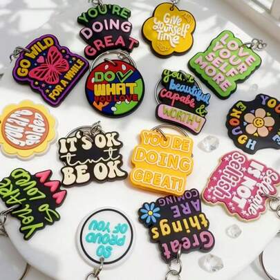 10个励志宝石钥匙扣，带有激励标语 - 塑料励志挂饰，适用于钱包、背包和行李箱 - 生日派对用品和日常激励套装，款式随机