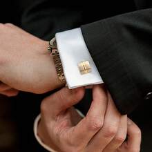 1对金色方形铜合金男士袖扣，精致时尚