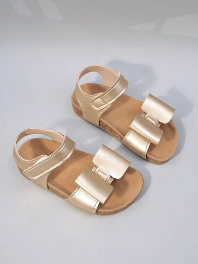 1双儿童金色金属蝴蝶结凉鞋 - 可调节踝带，透气软木鞋底，平底，时尚日常/户外玩耍鞋，适合小女孩