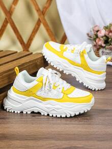 Giày thể thao đế dày nam, phối trắng vàng xen kẽ, chất liệu da chống thấm nước, kiểu dáng retro, thích hợp cho hoạt động ngoài trời và thể thao. Thiết kế đế xuồng dày với khả năng giảm sốc và đệm tốt, phù hợp cho việc đi lại hàng ngày và sử dụng quanh năm. - Trắng và vàng - Xem 4