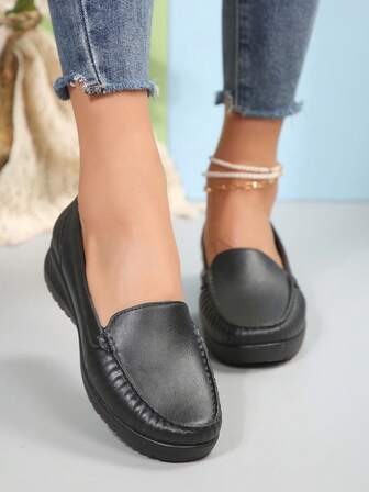 Wygodne, wsuwane mokasyny damskie, cholewka ze skóry, gruba podeszwa, obcas koturnowy, antypoślizgowe, odpowiednie do codziennego noszenia, uniwersalne, lekkie buty w czarno-białym kolorze