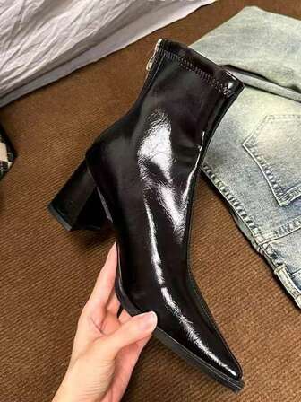秋冬季西部风格商务中筒靴，侧拉链搭扣设计，适合女性穿着，也适合度假和办公场合。