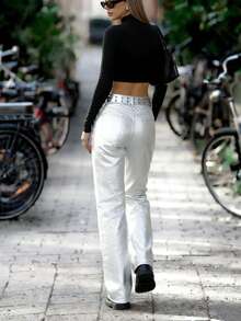 Women's Silver Metallic Straight Leg Jeans - Adjustable Belted Denim Pants With Button Fly For A Futuristic Chic Look (Comfortable & Universally Flattering Fit) - 銀色 - 查看 2