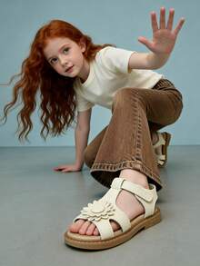 1 par de sandalias decoradas con margaritas blancas para niñas, de piel sintética, con tira cruzada y tira de tobillo antideslizante, de estilo dulce y fresco, artículo popular con alta valoración, diseño de moda, suela blanda, cómoda, sandalias ideales para niños en vacaciones - Beis - Ver 10