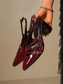 عنابي اللون