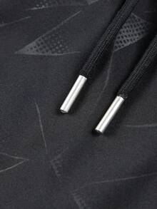 Quần short thể thao nam mùa hè với dây rút ở eo và túi khóa kéo hai bên. Chiếc quần short này có thiết kế in độc đáo tạo vẻ ngoài thời trang hơn. Thích hợp cho chạy bộ, các trò chơi bóng, tập thể dục và các hoạt động thể thao khác. Màu đen. - màu đen - Xem 5