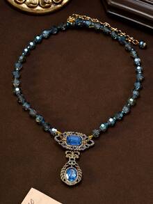 这款复古镂空水滴造型的宝石项链，设计新颖别致，尽显优雅奢华。它既能为高端下午茶增添一抹柔和的亮点，也能烘托复古舞会的酷炫氛围。无论是周年纪念晚宴、小众鸡尾酒会，还是复古主题市集，颈间那抹蓝色调都能让你在人群中脱颖而出。它完美契合复古宫廷风爱好者的精致品味，是一款能够瞬间提升日常穿搭格调的绝佳项链。 - 彩色 - 查看 4