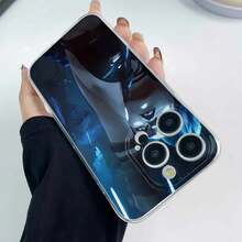 Jinx de Arcane observa las luces azules. Esta elegante funda es compatible con los modelos  17, 16, 15, 14 Pro Max, 13, 12, 11, XR y XS Plus. Fabricada en silicona de vidrio, ofrece protección contra golpes y caídas, además de una sensación superior. Es un regalo ideal para familiares, amigos y seres queridos, y una opción perfecta para Año Nuevo. - transparente - Ver 4