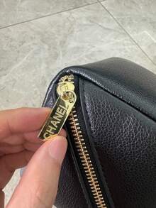 CHANEL 大号Logo防水化妆包，棕色内衬，多隔层设计，容量大，适合旅行、日常使用，也可作为高档礼品。