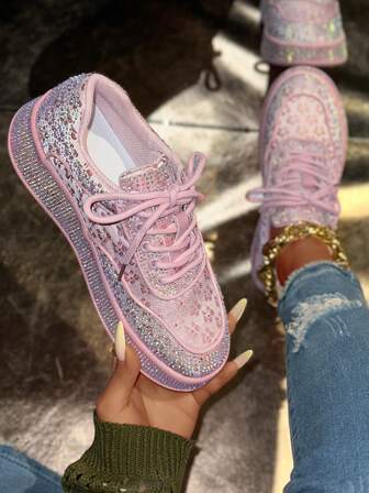 أحذية رياضية نسائية بتصميم لامع - تصميم لامع، أحذية رياضية منخفضة العنق مريحة مع ربطات، أحذية كاجوال للشارع مناسبة لجميع المواسم، أحذية رياضية كاجوال للشارع | أحذية رياضية لامعة | أحذية رياضية اصطناعية