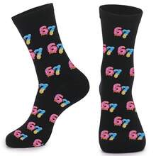 1 Paar bunte Nummer 67 Grafik Socken, Retro Chinesisch Schrift Stil 67 Cartoon Design auf schwarzem Hintergrund, einzigartiges 67 Hip Hop Geburtstags Party witziges Geschenk, Unisex - Schwarz - Übersicht 1