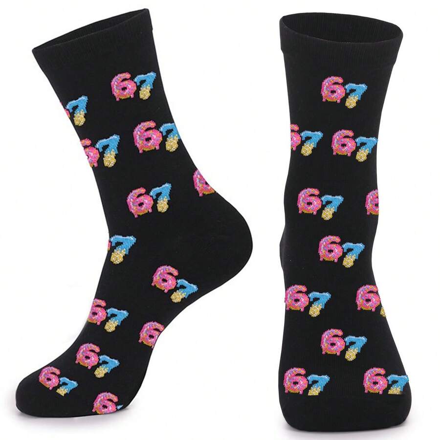 1 Paar bunte Nummer 67 Grafik Socken, Retro Chinesisch Schrift Stil 67 Cartoon Design auf schwarzem Hintergrund, einzigartiges 67 Hip Hop Geburtstags Party witziges Geschenk, Unisex - Schwarz - Übersicht 1