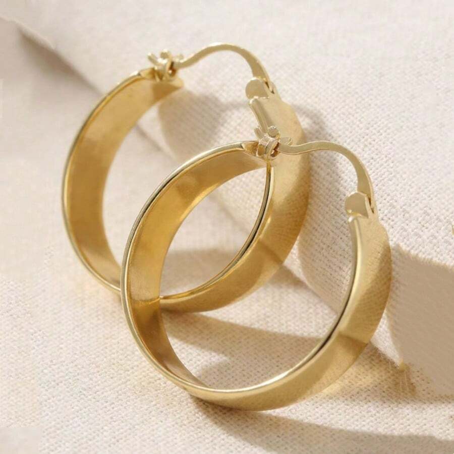 1 Đôi bông tai vòng vàng kiểu dáng tối giản cổ điển, trơn và tròn, một phụ kiện trang sức tinh tế và đa năng để đeo hàng ngày. Món quà hoàn hảo cho cả trang phục thường ngày và kỳ nghỉ. - Vàng - Xem 1