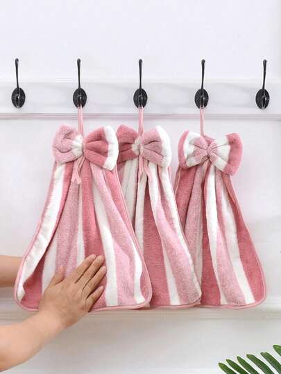 1pc Coral Fleece Towel, Striped Bow Design, Can Be Used As Hand Towel Or Face Towel. The Striped Bow Design Ensures The Towel Is Soft And Highly Absorbent. This Ultra-Fine Coral Fleece Towel Has Excellent Water Absorption And Quick Drying Performance. Suitable For Use In Bathroom, Swimming Pool, Gym, Beach, Spa, Hotel, Sports Venue And Home. Can Be Used As Bath Towel Or Face Towel.