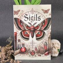 A Classic Gothic Divination Book - A Guide To Dark Magic , Including Runes, Moon And Pentagram Symbols, Butterflies, And Occult Art For Spellcasting, Witchcraft, And Mystical Practices - A Portable Grimald's Journal Suitable For Wiccans, Tarot, And Esoteric , Perfect For Halloween. Ideal For Home, Office, School, And As A Holiday Gift. - 1個 - 查看 3