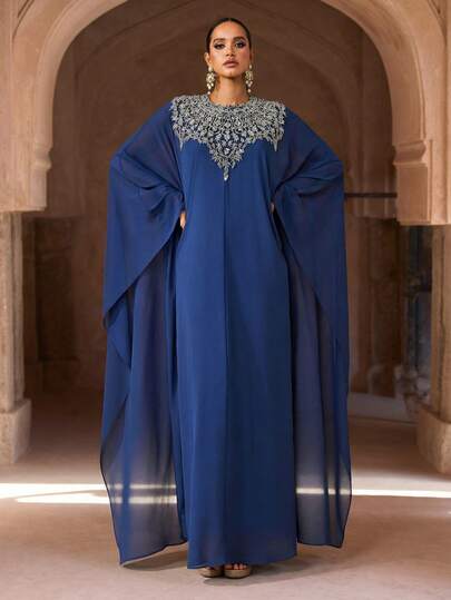 奢华优雅皇家蓝端庄伊斯兰阿拉伯迪拜风格女士斋月开斋节长袍，饰以银色水晶串珠刺绣领口、蝙蝠袖披肩袖，飘逸雪纺长款，适合派对、婚礼、正式晚宴等场合。