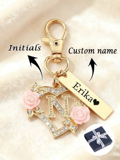 1個 カスタム刻印レディースキーチェーン、カラフルでブリリアントなキーチェーン、名前とイニシャルをカスタマイズ可能、ピンクの文字、カスタマイズされたイニシャル、ハート型ゴールドのロブスター留め具、バレンタインデーのギフト、誕生日、記念日の上品なキーリングオーナメント、彼女への個性的なギフト、日常のバッグの装飾、車のキーチェーン、輝くラインストーンデザイン、上質な仕上がり、ジュエリー愛好家のための限定品