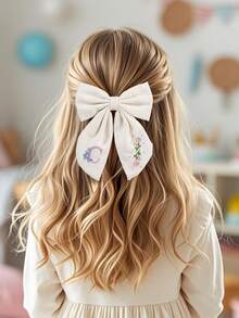 1pc 26 Letters White Fabric Hair Clip, Embroidered 26 Letter Floral Decor Hair Clip, Fashionable Alligator Clip Hair Accessory, Girls Party Gift - White - View 3