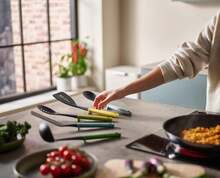 Joseph Joseph Duo 3-Piece Utensil Set With Integrated Tool Rests: Scratch-Free Use On Non-Stick Cookware, Includes Solid &Amp; Slotted Spoons And Turner, Heat-Resistant - MàuB - Xem 4
