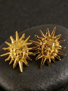 这款金色蜜蜂造型的闪亮耳环，采用自然主义设计，是送给女性的珠宝礼物，由不锈钢防水材质制成，是一款引人注目的耳环。