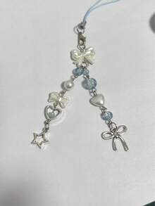 1条创意珍珠蝴蝶结粉色手机挂绳/相机背带。注意：由于拍摄角度和放大倍数不同，实际尺寸可能与照片略有差异。