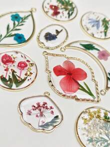 Conjunto de 2 pingentes delicados e charmosos de flores naturais, feitos com resina e flores secas. Pingentes transparentes para confecção e decoração de bijuterias. Ideais como presente de aniversário e para usar em colares, brincos, chaveiros e bolsas. - Multicolorido - Ver 1