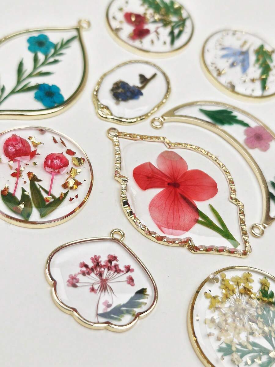 Conjunto de 2 pingentes delicados e charmosos de flores naturais, feitos com resina e flores secas. Pingentes transparentes para confecção e decoração de bijuterias. Ideais como presente de aniversário e para usar em colares, brincos, chaveiros e bolsas. - Multicolorido - Ver 1