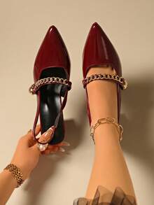 Giày sandal cao gót mũi nhọn, đế dày, thanh lịch dành cho nữ, trang trí bằng đinh tán và dây xích kim loại, phù hợp cho đi làm, hộp đêm, tiệc tùng, đám cưới, hoạt động ngoài trời. Khóa cài bằng da, gót vuông. Có các màu đỏ tía, đen, đỏ, phối cùng váy. - Màu Đỏ Sâu - Xem 5
