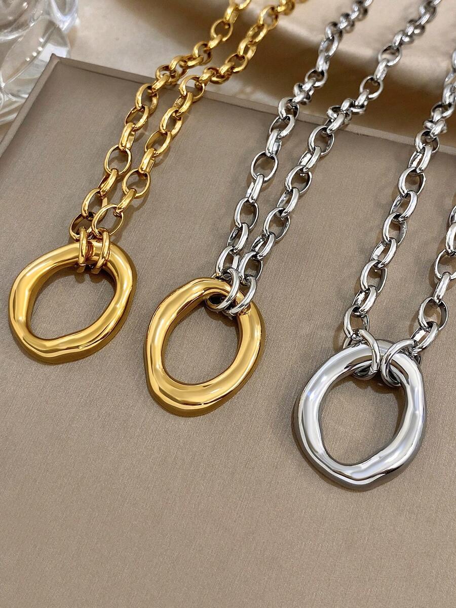 这款镀金镀银项链采用粗链和大型环扣设计，搭配椭圆形吊坠。它是一款时尚的珠宝，非常适合约会之夜、派对和特殊场合。 - 彩色 - 查看 1