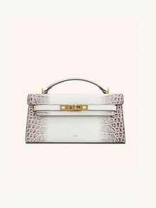 Chiếc túi xách tay cao cấp, nhẹ nhàng mới này, ra mắt năm 2025, có thiết kế phối màu nâu và trắng với chất liệu da và họa tiết dệt, làm tăng thêm vẻ sang trọng khi chạm vào. Phần cứng kim loại lấy cảm hứng từ phong cách cổ điển với khóa cài tinh tế khiến nó phù hợp để xách tay, mang đến cả sự thanh lịch và tính tiện dụng. - Nhiều màu - Xem 5