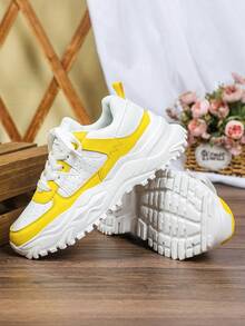 Giày thể thao đế dày nam, phối trắng vàng xen kẽ, chất liệu da chống thấm nước, kiểu dáng retro, thích hợp cho hoạt động ngoài trời và thể thao. Thiết kế đế xuồng dày với khả năng giảm sốc và đệm tốt, phù hợp cho việc đi lại hàng ngày và sử dụng quanh năm. - Trắng và vàng - Xem 5