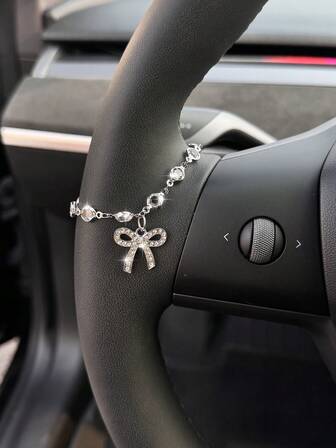 1 pieza Decoración de cadena de plata con lazo de diamantes brillantes en forma de amor para el volante del coche, decoración interior para mujeres