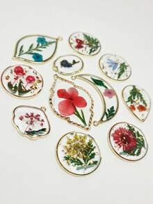 Conjunto de 2 pingentes delicados e charmosos de flores naturais, feitos com resina e flores secas. Pingentes transparentes para confecção e decoração de bijuterias. Ideais como presente de aniversário e para usar em colares, brincos, chaveiros e bolsas. - Multicolorido - Ver 6