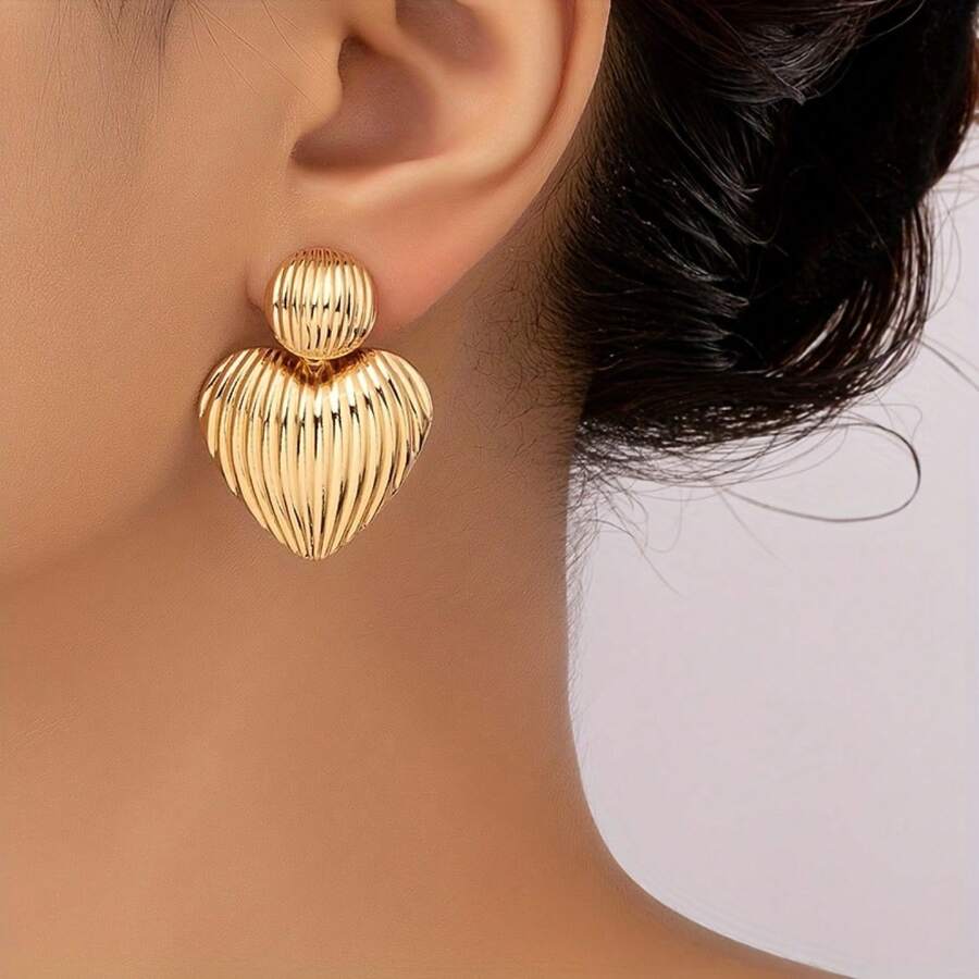 High-End Hollow Heart Earrings Hoop Brushed Women's Jewelry, Vintage Gold Texture Heart Earrings Sweet Cool Style Metal Texture Earrings Date Commute Niche High-End Earrings - 一對金色的心形耳環 - 查看 1