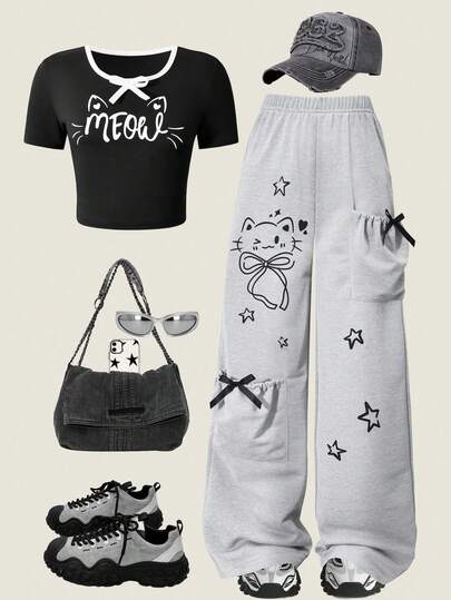 两件套女童休闲套装，包括一件黑色短袖蝴蝶结上衣，印有字母和猫咪图案，搭配一条浅灰色直筒裤，裤子上饰有可爱的猫咪和星星图案。面料柔软舒适，适合春、夏、秋、冬四季穿着。