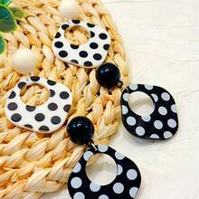 Women'S Bohemian Gothic Acrylic Earrings - Black & White Polka Dot Geometric Pendant Dangle Hoops, Minimalist Niche Jewelry For Everyday & Party Wear, Cute Earrings - 白色 - 查看 2