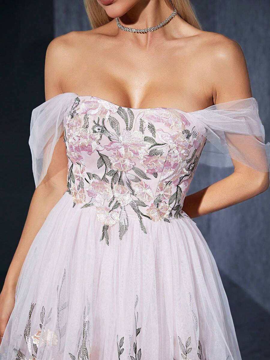 Đầm lệch vai với họa tiết thêu nổi 3D, chất liệu vải lưới xếp ly, thêu nhiều lớp và ren. Thiết kế có phần chân váy xòe rộng. - Hồng - Xem 1